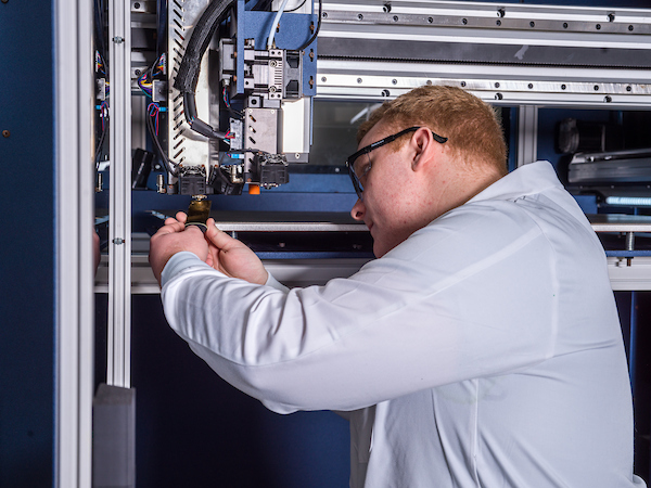 TROY student working in the CMMS lab