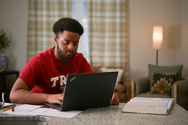 RN Mobility student learning online in their home