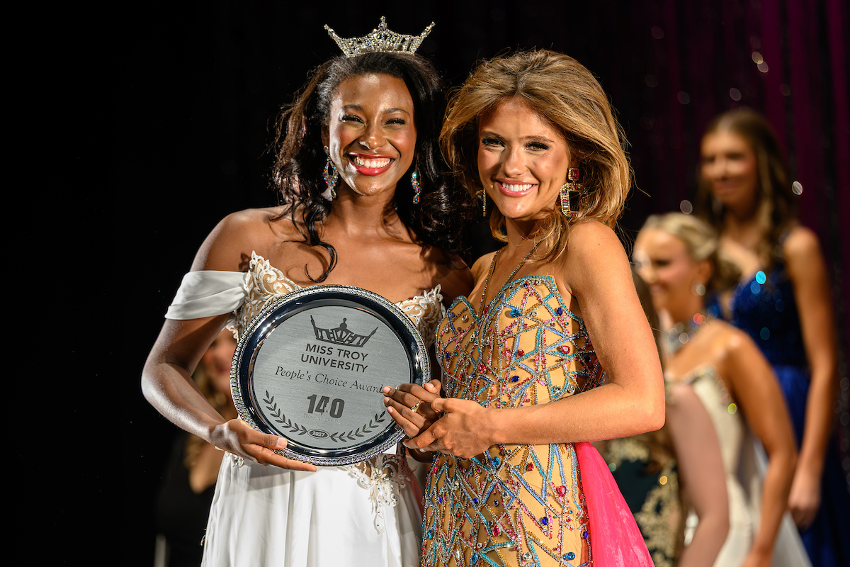 Isabella Calasso receiving the People's Choice Award from Anna Tucker