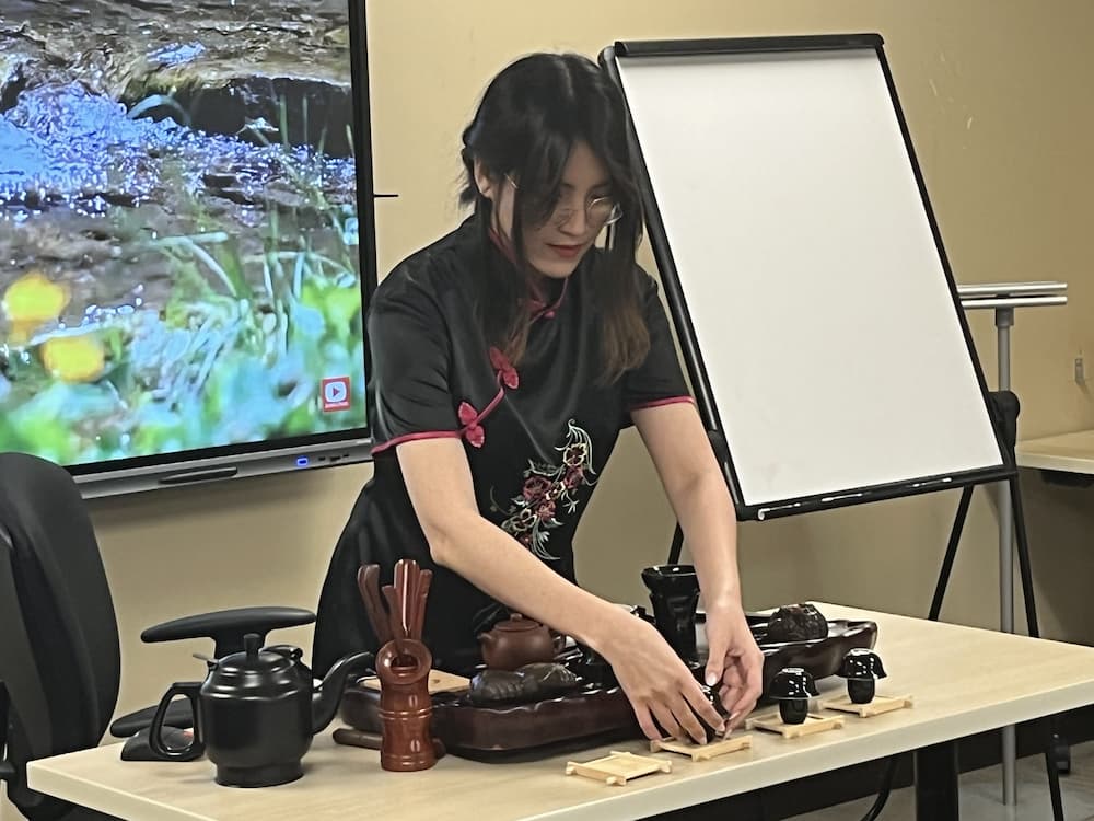 Ms. Chau Bui performing the Chinese tea ceremony