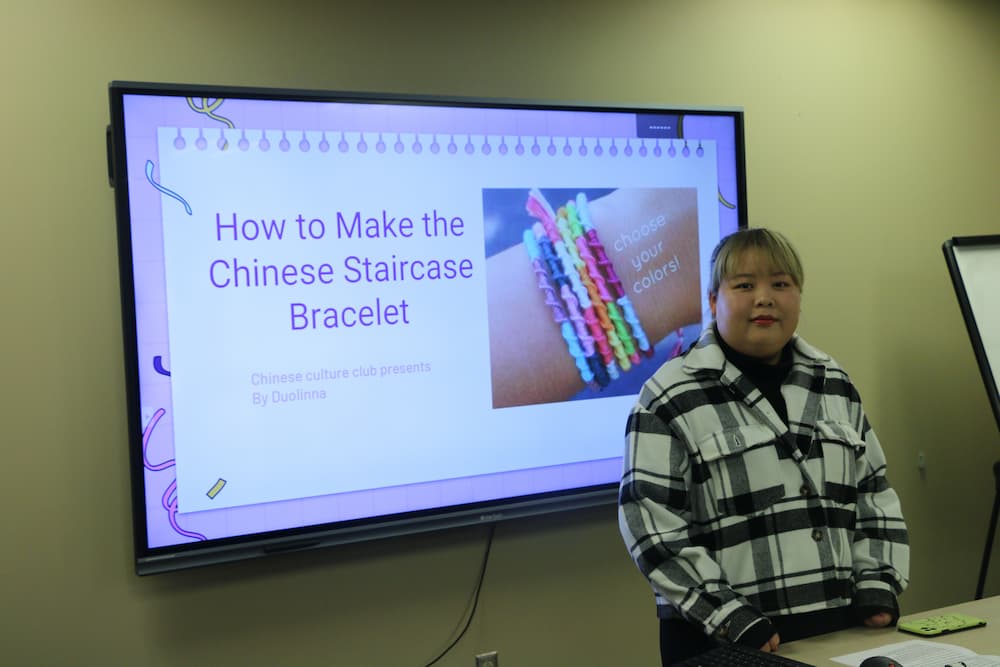 Assistant Duolinna presenting the history and process of making Chinese bracelets