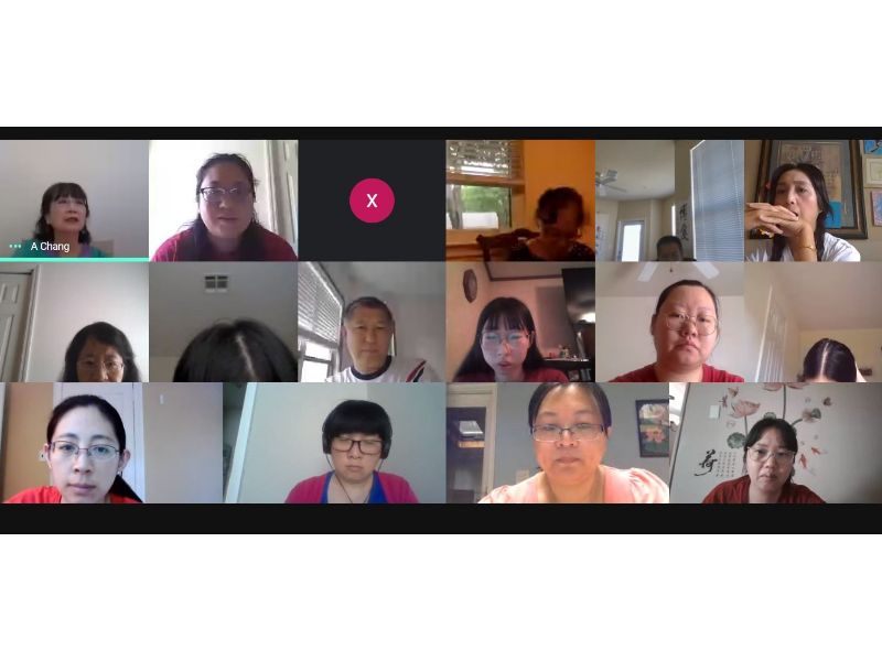 The participants’ tiles fill the screen while Ms. Chang lectures. 