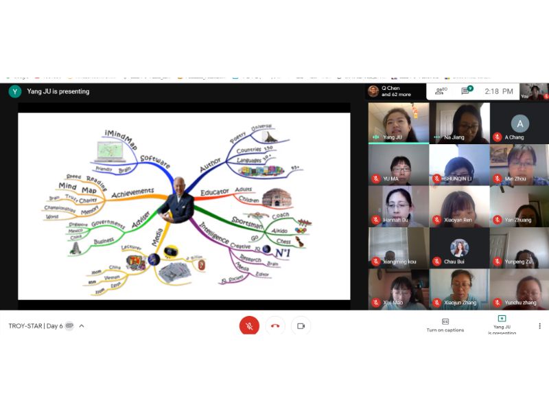 Ms. Yang shares examples of mind maps with the participants. 