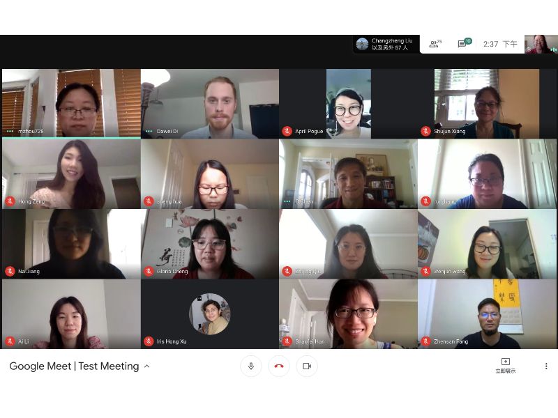 The participants’ and program teachers’ tiles fill the chat screen in an online mosaic group picture.