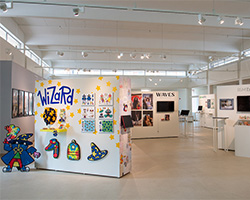 Visitors appreciate art in the Huo Bao Zhu Gallery