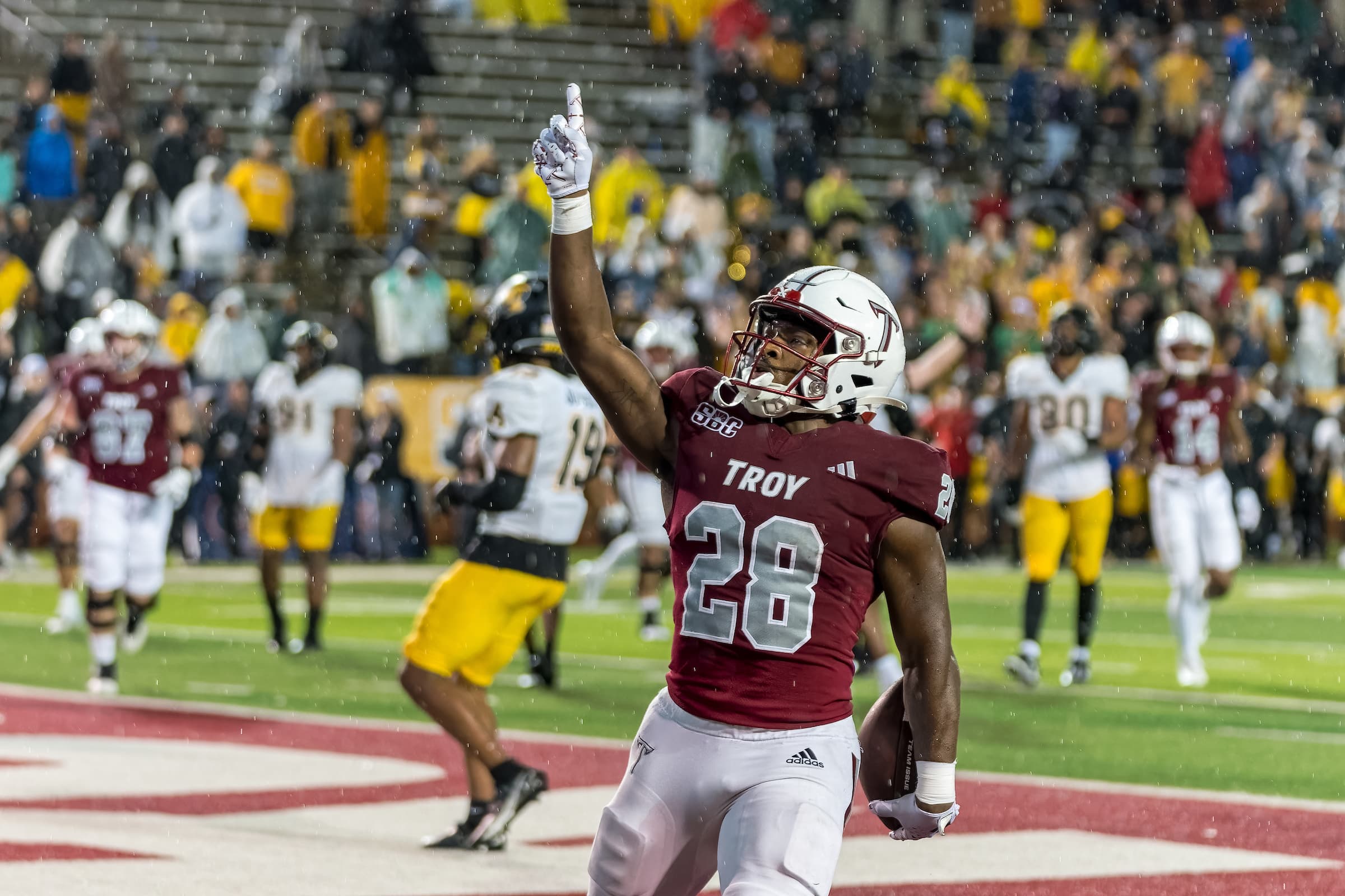 Kimani Vidal scores a touchdown in the SBC Championship.