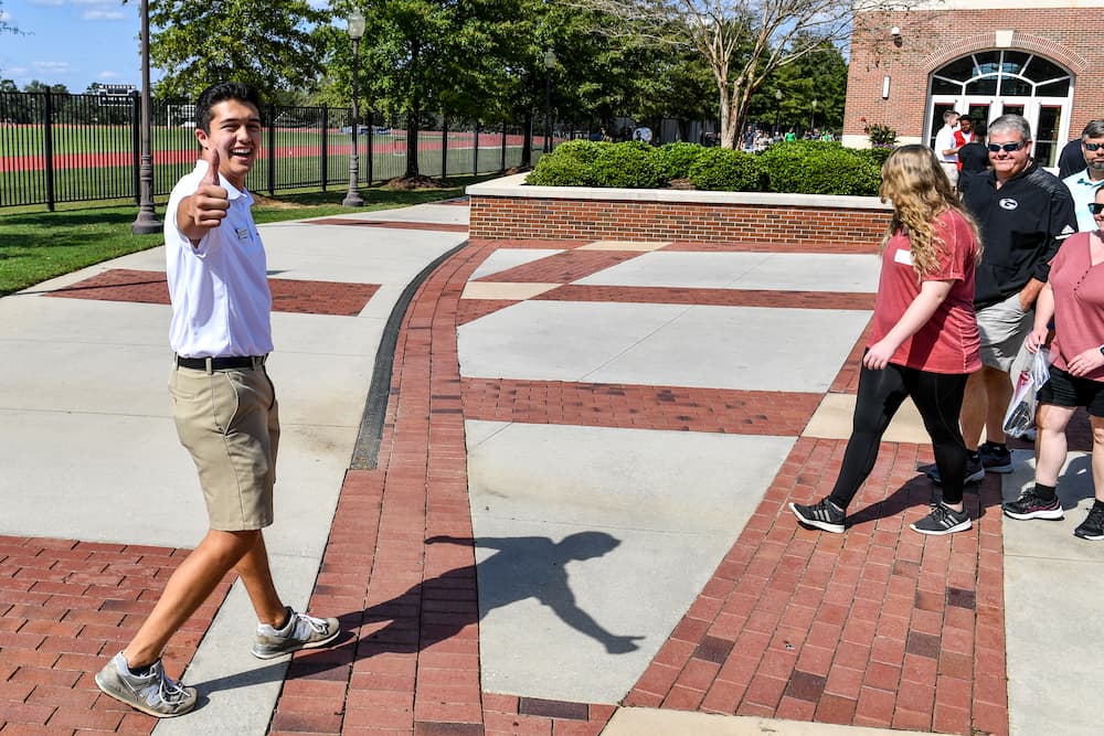 Campus tour guide leading a group tour of Troy Univerity's campus.